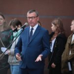 02.10.2020. Masłów. Odsłonięcie muralu. Przemawia Henryk Milcarz - prezes Wodociągów Kieleckich / Wiktor Taszłow / Radio Kielce