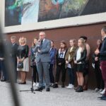 02.10.2020. Masłów. Odsłonięcie muralu. Przemawia Tomasz Lato - wójt Masłowa / Wiktor Taszłow / Radio Kielce