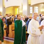 04.10.2020. Kielce. Wprowadzenie do parafii Ducha Świętego w Kielcach relikwii franciszkańskich męczenników. Na zdjęciu (po lewej): biskup kielecki Jan Piotrowski / Wiktor Taszłow / Radio Kielce