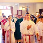 04.10.2020. Kielce. Wprowadzenie do parafii Ducha Świętego w Kielcach relikwii franciszkańskich męczenników / Wiktor Taszłow / Radio Kielce