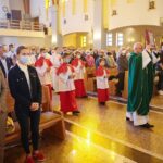 04.10.2020. Kielce. Wprowadzenie do parafii Ducha Świętego w Kielcach relikwii franciszkańskich męczenników / Wiktor Taszłow / Radio Kielce