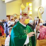 04.10.2020. Kielce. Wprowadzenie do parafii Ducha Świętego w Kielcach relikwii franciszkańskich męczenników. Na zdjęciu: biskup kielecki Jan Piotrowski / Wiktor Taszłow / Radio Kielce