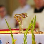 04.10.2020. Kielce. Wprowadzenie do parafii Ducha Świętego w Kielcach relikwii franciszkańskich męczenników / Wiktor Taszłow / Radio Kielce