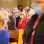 04.10.2020. Kielce. Wprowadzenie do parafii Ducha Świętego w Kielcach relikwii franciszkańskich męczenników / Wiktor Taszłow / Radio Kielce