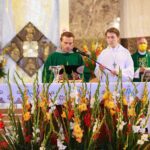 04.10.2020. Kielce. Wprowadzenie do parafii Ducha Świętego w Kielcach relikwii franciszkańskich męczenników / Wiktor Taszłow / Radio Kielce