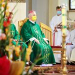 04.10.2020. Kielce. Wprowadzenie do parafii Ducha Świętego w Kielcach relikwii franciszkańskich męczenników. Na zdjęciu (w środku): biskup kielecki Jan Piotrowski / Wiktor Taszłow / Radio Kielce