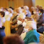 04.10.2020. Kielce. Wprowadzenie do parafii Ducha Świętego w Kielcach relikwii franciszkańskich męczenników / Wiktor Taszłow / Radio Kielce