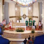 04.10.2020. Kielce. Wprowadzenie do parafii Ducha Świętego w Kielcach relikwii franciszkańskich męczenników / Wiktor Taszłow / Radio Kielce