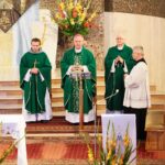 04.10.2020. Kielce. Wprowadzenie do parafii Ducha Świętego w Kielcach relikwii franciszkańskich męczenników. Na zdjęciu (w środku): biskup kielecki Jan Piotrowski i ks. prał. Marek Czarnota - proboszcz parafii Ducha Świętego w Kielcach / Wiktor Taszłow / Radio Kielce