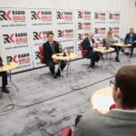 04.10.2020. Kielce. Studio polityczne Radia Kielce. Na zdjęciu (od lewej): Krzysztof Słoń - senator PiS, Łukasz Wilczyński - Konfederacja Ruch Narodowy, Czesław Siekierski - poseł PSL, Katarzyna Czech-Kruczek - radna Rady Miasta Kielce i Artur Pejas - Nowa Lewica / Wiktor Taszłow / Radio Kielce
