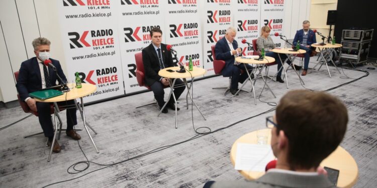 04.10.2020. Kielce. Studio polityczne Radia Kielce. Na zdjęciu (od lewej): Krzysztof Słoń - senator PiS, Łukasz Wilczyński - Konfederacja Ruch Narodowy, Czesław Siekierski - poseł PSL, Katarzyna Czech-Kruczek - radna Rady Miasta Kielce i Artur Pejas - Nowa Lewica / Wiktor Taszłow / Radio Kielce