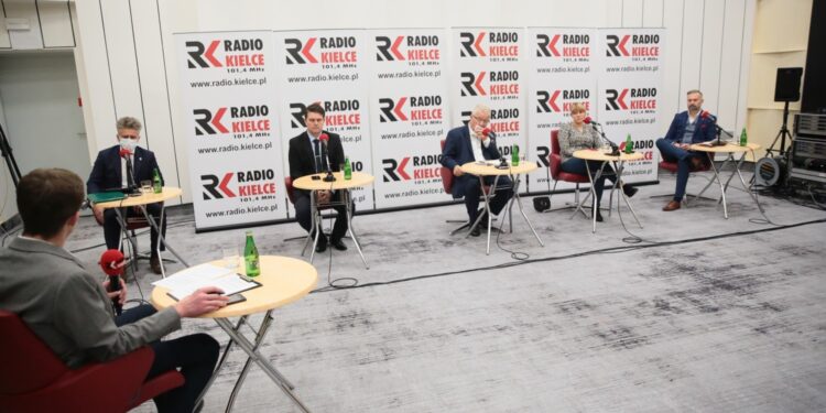 04.10.2020. Kielce. Studio polityczne Radia Kielce. Na zdjęciu (od lewej): Michał Kita - Radio Kielce, Krzysztof Słoń - senator PiS, Łukasz Wilczyński - Konfederacja Ruch Narodowy, Czesław Siekierski - poseł PSL, Katarzyna Czech-Kruczek - radna Rady Miasta Kielce i Artur Pejas - Nowa Lewica / Wiktor Taszłow / Radio Kielce