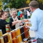 04.10.2020. Tokarnia. Piknik pszczelarski w Muzeum Wsi Kieleckiej / Wiktor Taszłow / Radio Kielce