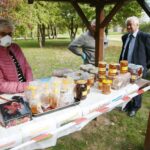 04.10.2020. Tokarnia. Piknik pszczelarski w Muzeum Wsi Kieleckiej / Wiktor Taszłow / Radio Kielce
