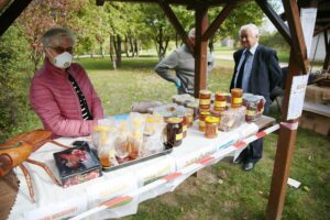 04.10.2020. Tokarnia. Piknik pszczelarski w Muzeum Wsi Kieleckiej / Wiktor Taszłow / Radio Kielce