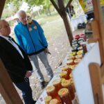 04.10.2020. Tokarnia. Piknik pszczelarski w Muzeum Wsi Kieleckiej / Wiktor Taszłow / Radio Kielce