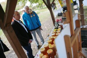 04.10.2020. Tokarnia. Piknik pszczelarski w Muzeum Wsi Kieleckiej / Wiktor Taszłow / Radio Kielce