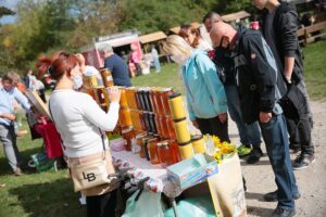 04.10.2020. Tokarnia. Piknik pszczelarski w Muzeum Wsi Kieleckiej / Wiktor Taszłow / Radio Kielce