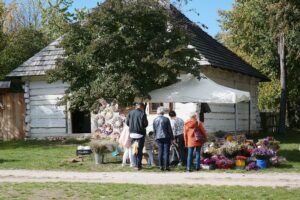 04.10.2020. Tokarnia. Piknik pszczelarski w Muzeum Wsi Kieleckiej / Wiktor Taszłow / Radio Kielce