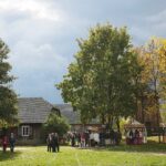 04.10.2020. Tokarnia. Piknik pszczelarski w Muzeum Wsi Kieleckiej / Wiktor Taszłow / Radio Kielce