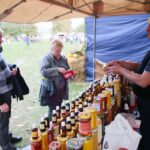 04.10.2020. Tokarnia. Piknik pszczelarski w Muzeum Wsi Kieleckiej / Wiktor Taszłow / Radio Kielce