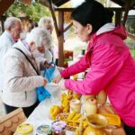 04.10.2020. Tokarnia. Piknik pszczelarski w Muzeum Wsi Kieleckiej / Wiktor Taszłow / Radio Kielce