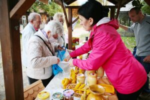 04.10.2020. Tokarnia. Piknik pszczelarski w Muzeum Wsi Kieleckiej / Wiktor Taszłow / Radio Kielce