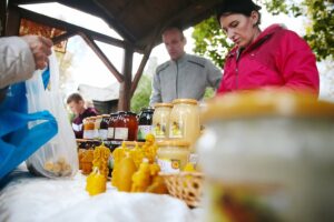 04.10.2020. Tokarnia. Piknik pszczelarski w Muzeum Wsi Kieleckiej / Wiktor Taszłow / Radio Kielce