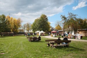 04.10.2020. Tokarnia. Piknik pszczelarski w Muzeum Wsi Kieleckiej / Wiktor Taszłow / Radio Kielce