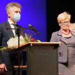 05.10.2020. Kielce. Inauguracja roku akademickiego Uniwersytetu Trzeciego Wieku. Na zdjęciu (od lewej): Krzysztof Słoń - senator,  Elżbieta Iwan - prezes Świętokrzyskiego Uniwersytetu Trzeciego Wieku / Wiktor Taszłow / Radio Kielce