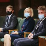 05.10.2020. Kielce. Inauguracja roku akademickiego Uniwersytetu Trzeciego Wieku. Na zdjęciu (od lewej): Jacek Semaniak- były rektor UJK, Renata Janik - wicemarszałek województwa świętokrzyskiego, Krzysztof Słoń - senator / Wiktor Taszłow / Radio Kielce