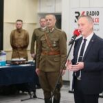 07.10.2020. Kielce. Rozstrzygnięcie konkursu historycznego "Klub Odkrywców". Na zdjęciu (od lewej): Dionizy Krawczyński - prezes Stowarzyszenia Rekonstrukcji Historycznych "Jodła", Zbigniew Koniusz - wojewoda świętokrzyski / Wiktor Taszłow / Radio Kielce