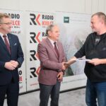 07.10.2020. Kielce. Rozstrzygnięcie konkursu historycznego "Klub Odkrywców". Na zdjęciu (od lewej):  Grzegorz Piec - starosta konecki, Marian Wiekiera - dyrektor Wydziału Promocji i Kultury Starostwa Powiatowego w Końskich, Łukasz Michalczyk, / Wiktor Taszłow / Radio Kielce