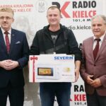 07.10.2020. Kielce. Rozstrzygnięcie konkursu historycznego "Klub Odkrywców". Na zdjęciu (od lewej): Grzegorz Piec - starosta konecki, Łukasz Michalczyk, Marian Wiekiera - dyrektor Wydziału Promocji i Kultury Starostwa Powiatowego w Końskich / Wiktor Taszłow / Radio Kielce