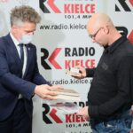 07.10.2020. Kielce. Rozstrzygnięcie konkursu historycznego "Klub Odkrywców". Na zdjęciu (od lewej): Krzysztof Słoń - senator, Sebastian Sitarz / Wiktor Taszłow / Radio Kielce