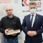 07.10.2020. Kielce. Rozstrzygnięcie konkursu historycznego "Klub Odkrywców". Na zdjęciu (od lewej): Sebastian Sitarz, Krzysztof Słoń - senator / Wiktor Taszłow / Radio Kielce