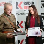 07.10.2020. Kielce. Rozstrzygnięcie konkursu historycznego "Klub Odkrywców". Na zdjęciu (od lewej):  Dionizy Krawczyński - prezes Stowarzyszenia Rekonstrukcji Historycznych "Jodła", Emilia Borowska / Wiktor Taszłow / Radio Kielce