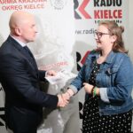 07.10.2020. Kielce. Rozstrzygnięcie konkursu historycznego "Klub Odkrywców". Na zdjęciu (od lewej): Rafał Nowak - wicewojewoda świętokrzyski, Wiktoria Nawój  / Wiktor Taszłow / Radio Kielce