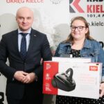 07.10.2020. Kielce. Rozstrzygnięcie konkursu historycznego "Klub Odkrywców". Na zdjęciu (od lewej):  Rafał Nowak - wicewojewoda świętokrzyski, Wiktoria Nawój  / Wiktor Taszłow / Radio Kielce