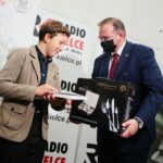 07.10.2020. Kielce. Rozstrzygnięcie konkursu historycznego "Klub Odkrywców". Na zdjęciu (od lewej): Krzysztof Brymerski, minister Jan Józef Kasprzyk - szef Urzędu do Spraw Kombatantów i Osób Represjonowanych / Wiktor Taszłow / Radio Kielce