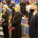 07.10.2020. Kielce. Politechnika Świętokrzyska. Rozpoczęcie roku akademickiego. Na zdjęciu (od lewej): Andrzej Mochoń - prezes zarządu Targów Kielce, biskup Jan Piotrowski, Zbigniew Koniusz - wojewoda świętokrzyski. Na zdjęciu (od lewej): Andrzej Mochoń - prezes zarządu Targów Kielce, biskup Jan Piotrowski, Zbigniew Koniusz - wojewoda świętokrzyski / Wiktor Taszłow / Radio Kielce