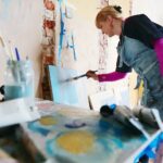 09.10.2020. Szydłów. Międzynarodowy plener malarski Magiczne Miasto Szydłów 2020. Na zdjęciu: Maria Kierner / Wiktor Taszłow / Radio Kielce