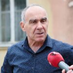 09.10.2020. Szydłów. Międzynarodowy plener malarski Magiczne Miasto Szydłów 2020. Na zdjęciu: Jan Klamczyński, były wójt Szydłowa / Wiktor Taszłow / Radio Kielce