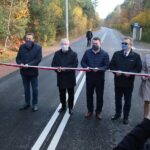 30.10.2020. Borków. Otwarcie wyremontowanych dróg z Funduszu Dróg Samorządowych w gminie Daleszyce. Na zdjęciu (od lewej): Dariusz Meresiński - burmistrz Daleszyc, Mirosław Gębski - starosta powiatu kieleckiego, Krzysztof Lipiec - poseł, Cezary Majcher – członek zarządu powiatu kieleckiego, Tomasz Pleban - wicestarosta powiatu kieleckiego, Anna Kosmala – radna powiatu / Wiktor Taszłow / Radio Kielce