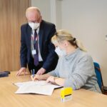 30.10.2020. Kielce. Wręczenie promes dla przedsiębiorców na utworzenie miejsc pracy dla osób niepełnosprawnych. Na zdjęciu (od lewej): Stefan Bąk – członek zarządu powiatu kieleckiego, Angelika Chyb - Kopalnie Odkrywkowe Surowców Drogowych S.A. / Wiktor Taszłow / Radio Kielce