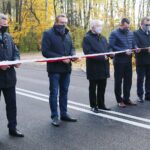 30.10.2020. Borków. Otwarcie wyremontowanych dróg z Funduszu Dróg Samorządowych w gminie Daleszyce. Na zdjęciu (od lewej): Dariusz Meresiński - burmistrz Daleszyc, Mirosław Gębski - starosta powiatu kieleckiego, Krzysztof Lipiec - poseł, Cezary Majcher – członek zarządu powiatu kieleckiego, Tomasz Pleban - wicestarosta powiatu kieleckiego, Anna Kosmala – radna powiatu / Wiktor Taszłow / Radio Kielce