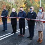 30.10.2020. Borków. Otwarcie wyremontowanych dróg z Funduszu Dróg Samorządowych w gminie Daleszyce. Na zdjęciu (od lewej): Dariusz Meresiński - burmistrz Daleszyc, Mirosław Gębski - starosta powiatu kieleckiego, Krzysztof Lipiec - poseł, Cezary Majcher – członek zarządu powiatu kieleckiego, Tomasz Pleban - wicestarosta powiatu kieleckiego, Anna Kosmala – radna powiatu / Wiktor Taszłow / Radio Kielce