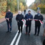 30.10.2020. Borków. Otwarcie wyremontowanych dróg z Funduszu Dróg Samorządowych w gminie Daleszyce. Na zdjęciu (od lewej): Dariusz Meresiński - burmistrz Daleszyc, Mirosław Gębski - starosta powiatu kieleckiego, Krzysztof Lipiec - poseł, Cezary Majcher – członek zarządu powiatu kieleckiego, Tomasz Pleban - wicestarosta powiatu kieleckiego, Anna Kosmala – radna powiatu / Wiktor Taszłow / Radio Kielce