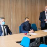 30.10.2020. Kielce. Wręczenie promes dla przedsiębiorców na utworzenie miejsc pracy dla osób niepełnosprawnych. Na zdjęciu (od lewej): Krzysztof Słoń - senator, Mirosław Gębski - starosta powiatu kieleckiego, Stefan Bąk – członek zarządu powiatu kieleckiego / Wiktor Taszłow / Radio Kielce