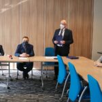 30.10.2020. Kielce. Wręczenie promes dla przedsiębiorców na utworzenie miejsc pracy dla osób niepełnosprawnych. Na zdjęciu (od lewej): Krzysztof Słoń - senator, Mirosław Gębski - starosta powiatu kieleckiego, Stefan Bąk – członek zarządu powiatu kieleckiego, Angelika Chyb - Kopalnie Odkrywkowe Surowców Drogowych S.A. / Wiktor Taszłow / Radio Kielce